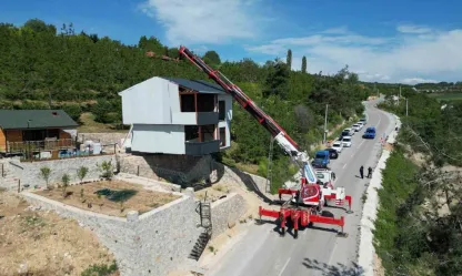 Kaçak villayı vinçle taşıdı
