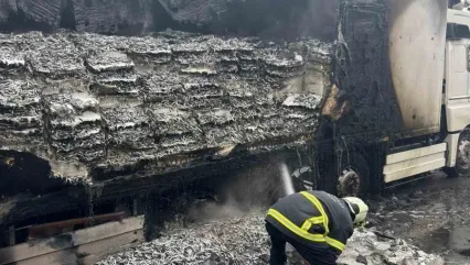 Hamsi yüklü tır alevlere teslim oldu: Dorse kullanılamaz hale geldi