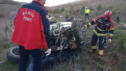 İzmir-İstanbul Otoyolu'nda feci kaza: Otomobil şarampole yuvarlandı