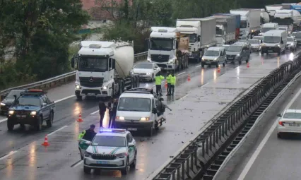 Anadolu Otoyolu'nda yağmur ile kazalar peş peşe geldi: Her iki istikamette de trafik aksadı