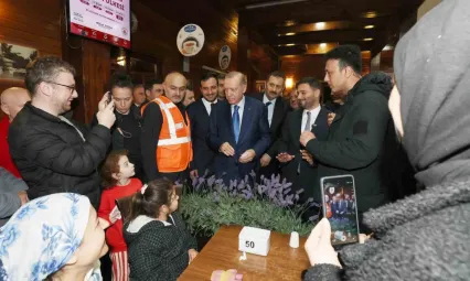 Cumhurbaşkanı Erdoğan'dan geceyi dışarda geçiren vatandaşları ziyaret