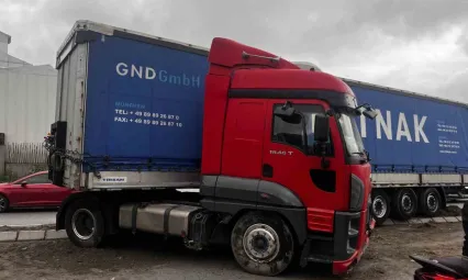 Esenyurt'ta kontrolden çıkan tır PTS direğine çarptı