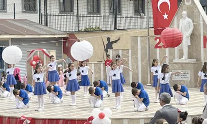 Gazi İlkokulu'nda 23 Nisan coşkusu sahneye taşındı