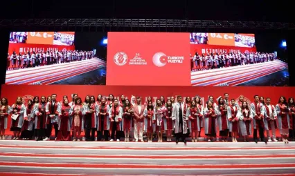 İstanbul Yeni Yüzyıl Üniversitesi'nde mezuniyet coşkusu