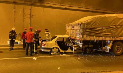 Kocaeli'de feci kaza, tırın altına girdiler