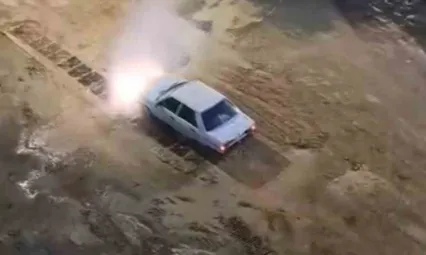 Krizi fırsata çevirdi, patlayan suda aracını yıkadı