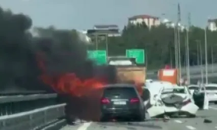 Kuzey Marmara Otoyolu'nda zincirleme  kaza sonrası 2 araç yandı