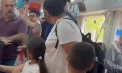 Marmaray'da çocuklarının yanında babaya yumruk