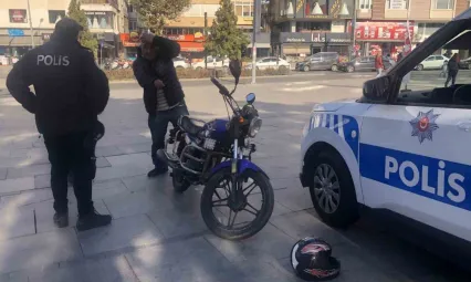 Motosikletliyi kaskıyla dövdü, kanlar içinde kaldı