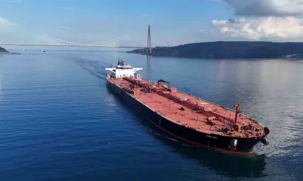 Rusya'nın en büyük limanında vurulan gemi İstanbul Boğazı'ndan geçti