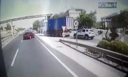 Otomobilin durağa dalma anına ait görüntüler ortaya çıktı