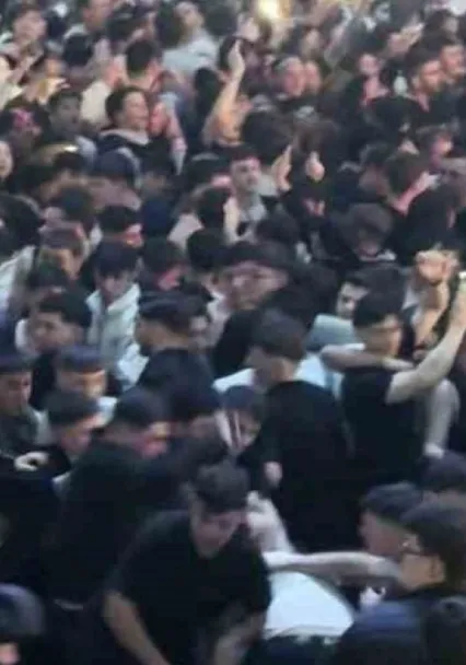 Tekme tokat darp edildi, çevredekiler aldırış etmeden müziğe ayak uydurdu