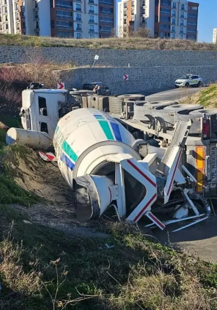 Virajı alamayan beton mikseri yan yattı, beton yola döküldü