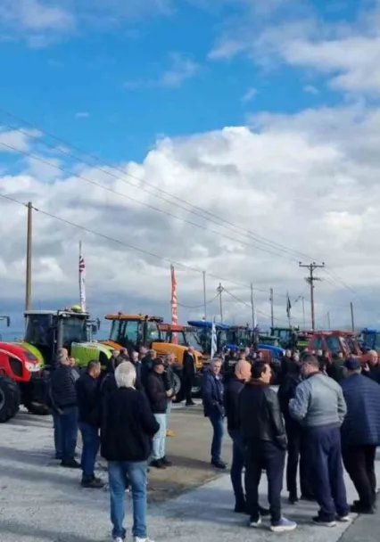Yunanistan'da çiftçiler yol kapattı, polisle gerilim arttı