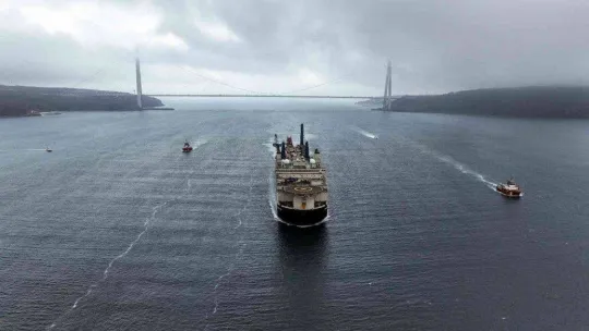 ''Castorone'' İstanbul Boğazı'ndan geçti