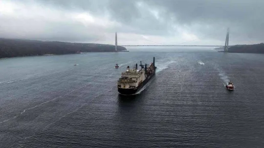 ''Castorone'' İstanbul Boğazı'ndan geçti