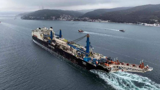 ''Castorone'' İstanbul Boğazı'ndan geçti