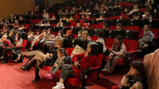 'Aslan ile Fare' oyunu minikler tarafından ilgiyle izlendi