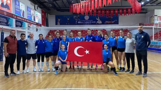 'Bizim Kızlar' Cumhuriyet Bayramı'nı sahada kutladı