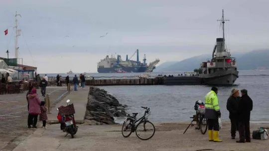 'Castorone' isimli boru döşeme gemisi, Çanakkale Boğazı'ndan geçti