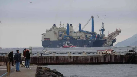 'Castorone' isimli boru döşeme gemisi, Çanakkale Boğazı'ndan geçti