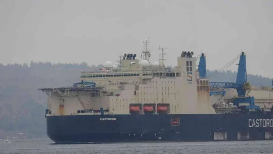 'Castorone' isimli boru döşeme gemisi, Çanakkale Boğazı'ndan geçti