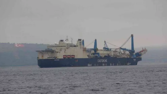 'Castorone' isimli boru döşeme gemisi, Çanakkale Boğazı'ndan geçti