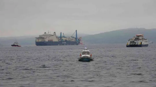 'Castorone' isimli boru döşeme gemisi, Çanakkale Boğazı'ndan geçti