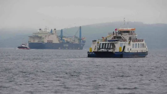 'Castorone' isimli boru döşeme gemisi, Çanakkale Boğazı'ndan geçti