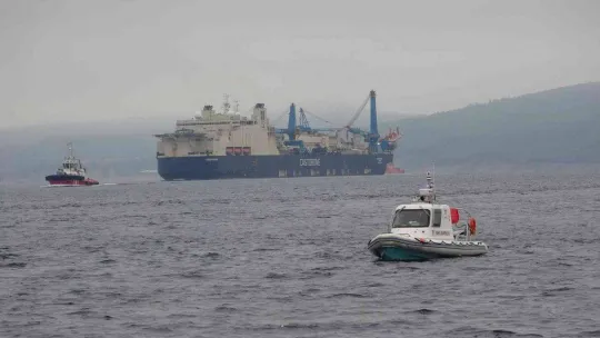 'Castorone' isimli boru döşeme gemisi, Çanakkale Boğazı'ndan geçti