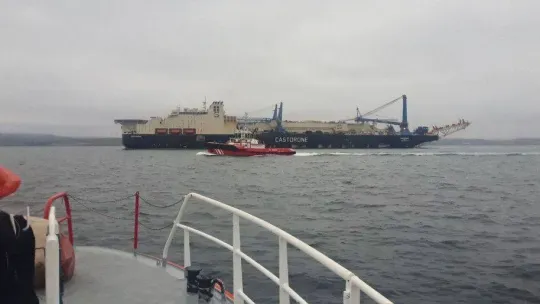 'Castorone' isimli boru döşeme gemisi, Çanakkale Boğazı'ndan geçti