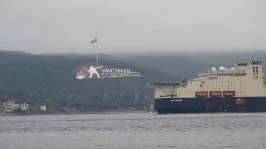 'Castorone' isimli boru döşeme gemisi, Çanakkale Boğazı'ndan geçti