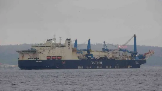 'Castorone' isimli boru döşeme gemisi, Çanakkale Boğazı'ndan geçti