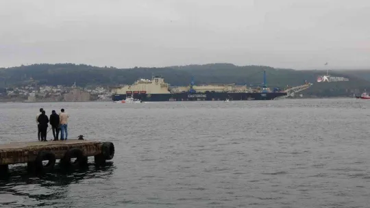 'Castorone' isimli boru döşeme gemisi, Çanakkale Boğazı'ndan geçti