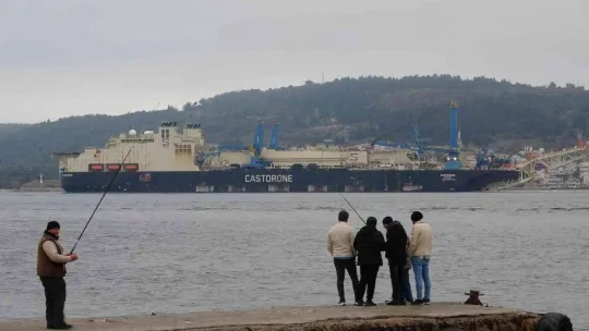 'Castorone' isimli boru döşeme gemisi, Çanakkale Boğazı'ndan geçti