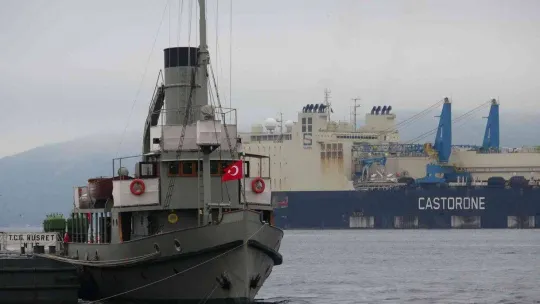 'Castorone' isimli boru döşeme gemisi, Çanakkale Boğazı'ndan geçti