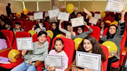 'Çocuk Meclisi' üyeleri mazbatalarını Mansur Yavaş'tan aldı