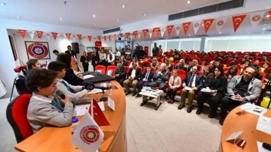 'Çocuk Meclisi' üyeleri mazbatalarını Mansur Yavaş'tan aldı