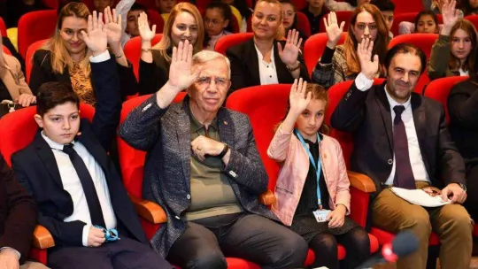 'Çocuk Meclisi' üyeleri mazbatalarını Mansur Yavaş'tan aldı