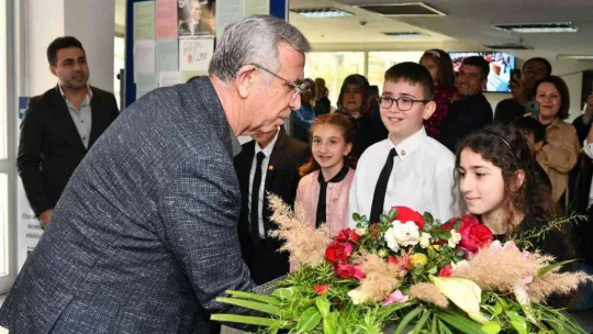 'Çocuk Meclisi' üyeleri mazbatalarını Mansur Yavaş'tan aldı