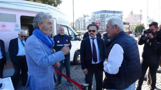 'Cumhuriyet tarihinin en büyük sosyal konut hamlesi projesi' vatandaşlara mobil araçla tanıtıldı