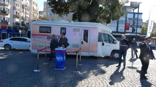 'Cumhuriyet tarihinin en büyük sosyal konut hamlesi projesi' vatandaşlara mobil araçla tanıtıldı