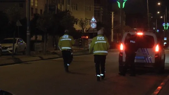 'Dur' ihtarına uymadı, polis memuruna çarpıp ağır yaraladı