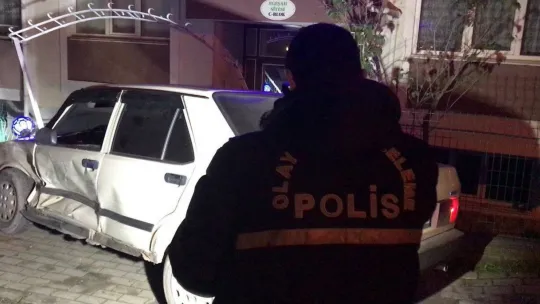 'Dur' ihtarına uymayan ehliyetsiz sürücü polis aracına çarpınca yakalandı