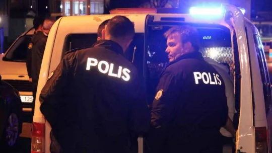 'Dur' ihtarına uymayan ehliyetsiz sürücü polis aracına çarpınca yakalandı