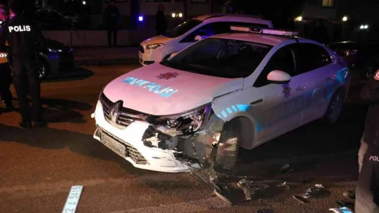 'Dur' ihtarına uymayan ehliyetsiz sürücü polis aracına çarpınca yakalandı
