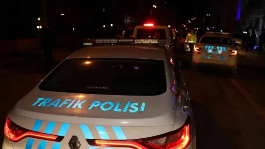 'Dur' ihtarına uymayan ehliyetsiz sürücü polis aracına çarpınca yakalandı