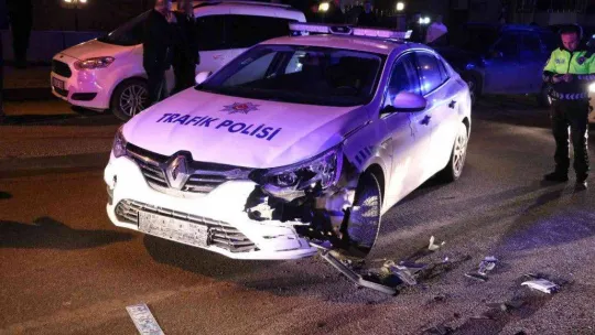 'Dur' ihtarına uymayan ehliyetsiz sürücü polis aracına çarpınca yakalandı