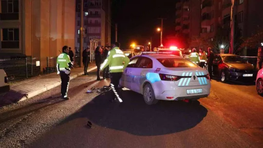 'Dur' ihtarına uymayan ehliyetsiz sürücü polis aracına çarpınca yakalandı
