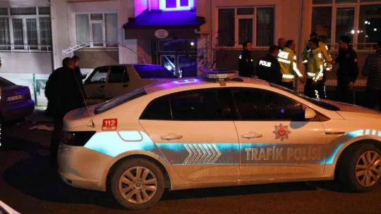 'Dur' ihtarına uymayan ehliyetsiz sürücü polis aracına çarpınca yakalandı